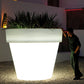 Macetero Grande Redondo de Exterior para decorar el jardín o la terraza. Diseñado por Studio Vondom. Macetero de diseño moderno fabricado en España. Resina de Polietileno de alta resistencia al exterior y al sol.