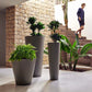 Macetero Grande Redondo Alto de Exterior para decorar el jardín o la terraza. Diseñado por Studio Vondom. Macetero de diseño moderno fabricado en España. Resina de Polietileno de alta resistencia al exterior y al sol.
