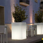 Macetero Grande Cuadrado Alto de Exterior para decorar el jardín o la terraza. Diseñado por Studio Vondom. Macetero de diseño moderno fabricado en España. Resina de Polietileno de alta resistencia al exterior y al sol.