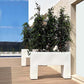 Macetero Jardinera de Exterior para decorar el jardín o la terraza. Diseñado por Studio Vondom. Macetero de diseño moderno fabricado en España. Resina de Polietileno de alta resistencia al exterior y al sol.