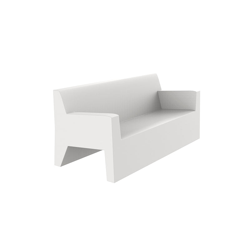 Sofa JUT para exterior | VONDOM. Sofa de diseño moderno para jardín o terraza. Dimensiones: 180x80x80 Diseñado por Studio Vondom. Fabricado en rotomoldeo de resina de polietileno de alta resistencia reforzada con fibra de vidrio y tratamiento UV.