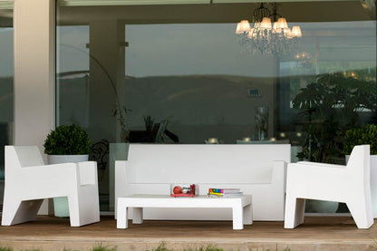 Sofa JUT para exterior | VONDOM. Sofa de diseño moderno para jardín o terraza. Dimensiones: 180x80x80 Diseñado por Studio Vondom. Fabricado en rotomoldeo de resina de polietileno de alta resistencia reforzada con fibra de vidrio y tratamiento UV.