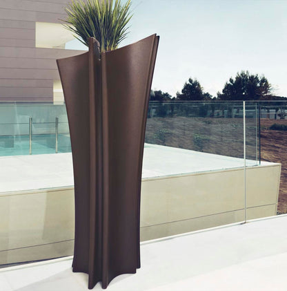 Macetero de Exterior para decorar el jardín o la terraza. Diseñado por A-Cero. Macetero de diseño moderno fabricado en España. Resina de Polietileno de alta resistencia al exterior y al sol.