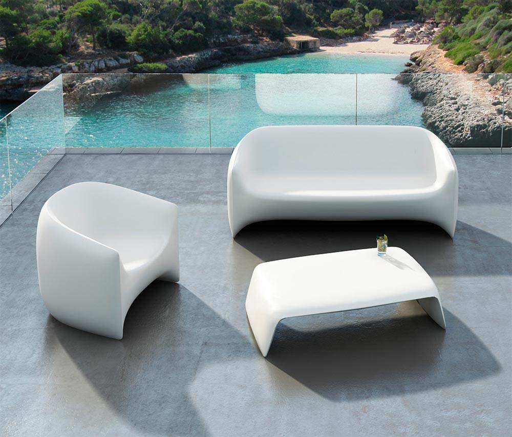 BLOW Sofa para exterior | VONDOM. Sofa de diseño moderno para jardín o terraza. Dimensiones: 200x79x76 Diseñado por Stefano Giovannoni. Fabricado en rotomoldeo de resina de polietileno de alta resistencia reforzada con fibra de vidrio y tratamiento UV.