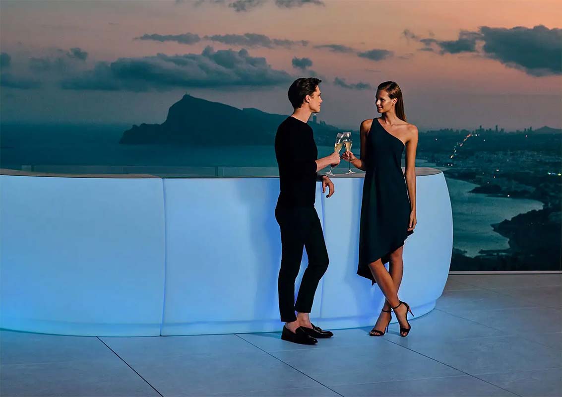 FIESTA Barra Central para exterior | VONDOM. Barra de diseño moderno para jardín o terraza. Dimensiones: 180x60x115 Diseñado por Archirivolto Design. Fabricado en rotomoldeo de resina de polietileno de alta resistencia reforzada con fibra de vidrio y tratamiento UV.