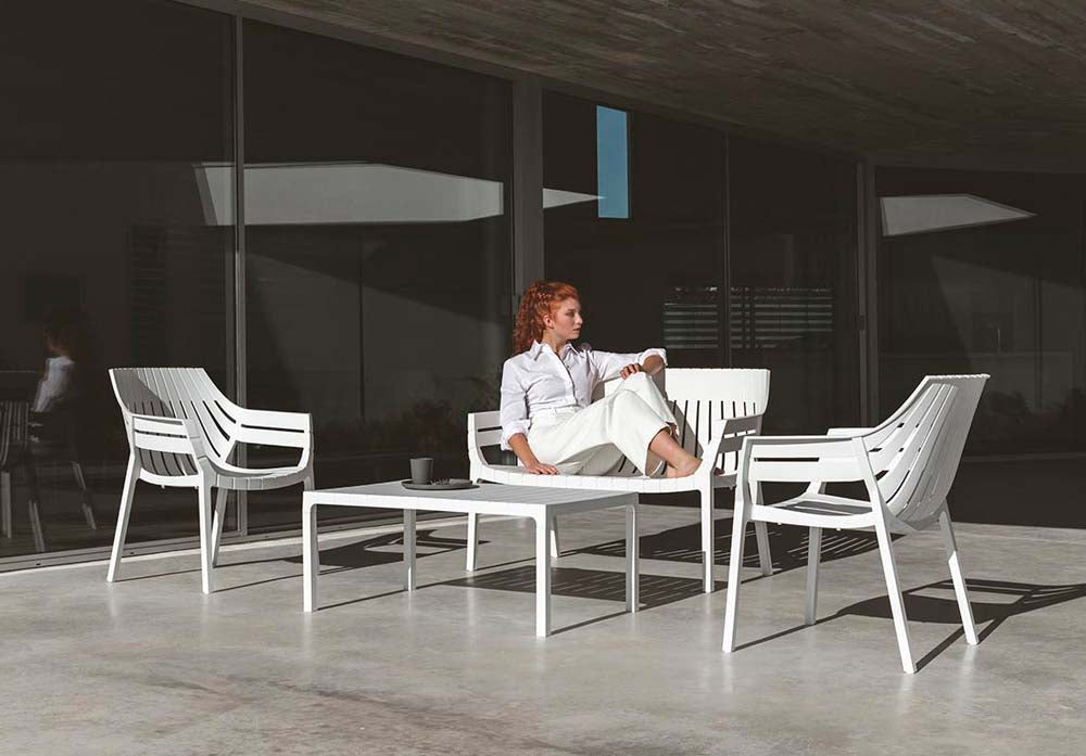 SPRITZ Sofa Apilable para exterior | VONDOM. Sofa de diseño moderno para jardín o terraza. Dimensiones: 119x67x82 Diseñado por Archirivolto Design. Fabricado por inyección de resina de alta resistencia reforzada con fibra de vidrio y tratamiento UV.