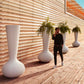 Macetero Grande Alto de Exterior para decorar el jardín o la terraza. Diseñado por Eugeni Quitllet. Macetero de diseño moderno fabricado en España. Resina de Polietileno de alta resistencia al exterior y al sol.